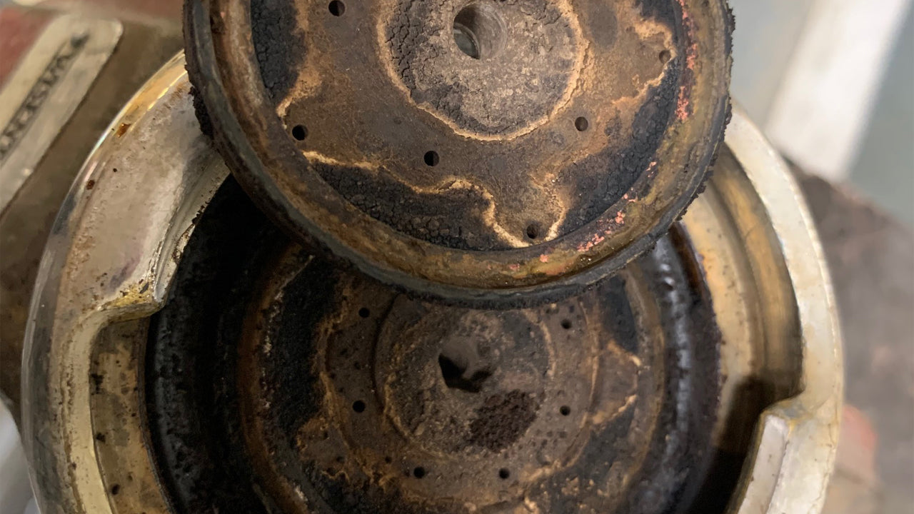 Brühgruppe einer Siebträgermaschine mit eingebrannten Kaffeeresten