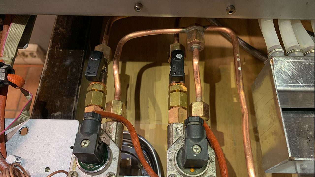 Generalüberholte Ventile und Kupferleitungen