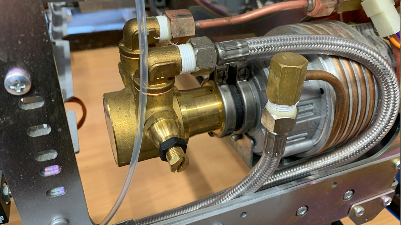 Generalüberholte Rotationspumpe einer Siebträgermaschine